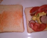A picture of step 3 of Sausage avocado sandwich.