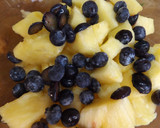 Foto del paso 2 de la receta: Piña y arándanos con zumo de mandarina y lima