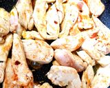 A picture of step 2 of My Sriracha flavoured Chicken on a Salad. 😗.
