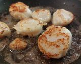 Une image de l'étape 6 de Coquilles St Jacques sauce teriyaki et nouilles soba au corail.