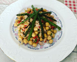 Foto del paso 5 de la receta: Ensalada de garbanzos con espárragos salteados