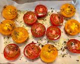 Une image de l'étape 1 de Tomates cerises rôties sur un lit de burrata.