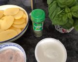 Foto del paso 1 de la receta Salmón al eneldo, con salsa verde claro y patatas panadera aromatizadas con ajo