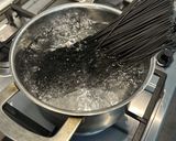 Foto del paso 1 de la receta: Espagueti al nero di sepia con gulas y gambas