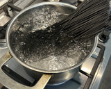 Foto del paso 1 de la receta: Espagueti al nero di sepia con gulas y gambas