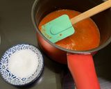 Une image de l'étape 3 de Gâteau-miroir en forme de cœur 3D, fourré à la fraise et à la mousse à la vanille.