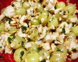 Foto del paso 3 de la receta: Ensalada de uvas con queso fresco y piñones