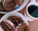 Foto langkah ke 4 dari resep Blackforest roll cake.