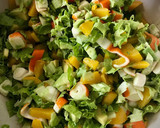 Foto del paso 6 de la receta: Ensalada de melocotón con aguacate y surimi