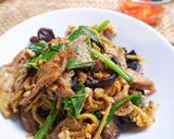 A picture of step 5 of Stir-Fried Yellow Noodles with Soy Sauce (Pad See Ew).
