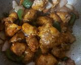 A picture of step 3 of Garlic Chicken with white sauce.