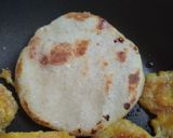 Foto del paso 1 de la receta: Arepa🥯rellena🌽de pollo, aguacate🥑plátano🥙macho maduro🧆