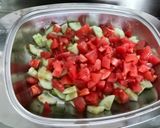 Une image de l'étape 4 de Salade de tomates roses et concombre à la crème, feta et persil.