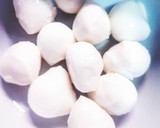 Foto del paso 1 de la receta: Perlas de mozzarella con finas hierbas