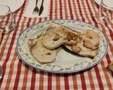 Foto del paso 12 de la receta: Emperador con cebolla caramelizada, champiñones rodajas de tomate con un toque de vino blanco