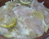Foto del paso 3 de la receta: Patatas a lo pobre con pechugas alimonadas al horno