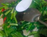 Foto langkah ke 6 dari resep Cah Sawi Hijau Teri Bakso.
