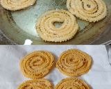 तांदूळ-उडदाची चकली /मुरुक्कू (chakali recipe in marathi) रेसिपी स्टेप 3 फोटो 