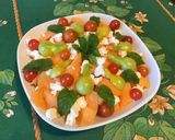 Une image de l'étape 7 de Melon au deux tomates, feta et menthe.