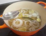 Foto del paso 2 de la receta: Salmón escalfado con patatas asadas y ensalada de col