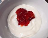 รูปขั้นตอนการทำที่ 1 ของ Strawberry Yogurt Parfait (แบบง่ายๆ)