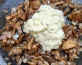A picture of step 4 of Creamy Garlic Mushrooms.
