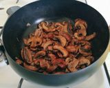 Savanyú káposzta ágyon sült krumpli gombával recept fázis 2 fotója