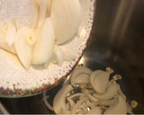 Foto del paso 5 de la receta: Pollo arvejado con champiñones deshidratados