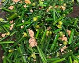 Hình bước làm 2 của món Bông hẹ xào tỏi