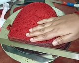 हार्ट शेप रेड वेलवेट केक (heart shape Red velvet cake recepie in hindi) रेसिपी चरण 9 फोटो