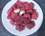 Foto del paso 1 de la receta: Ternera en salsa suave de baharat y calabacines
