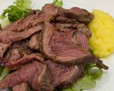 Hình bước làm 3 của món Cơm nhà với bò bít tết khoai nghiền, salad hoa quả, sốt phô mai, khoai tây chiên, pizza gà, mỳ ý cua