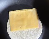 Foto del paso 2 de la receta: Quesadilla de jamón y queso con 3 ingredientes