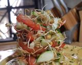 Foto del paso 3 de la receta: Ensalada de tomate, pepino y germinados de lentejas