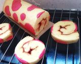 Foto langkah ke 6 dari resep Strawberry Moo Moo Roll Cake.