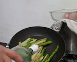 Foto del paso 7 de la receta: Medallón de filete miñón y espárragos flameados con salsa holandesa