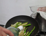 Foto del paso 7 de la receta: Medallón de filete miñón y espárragos flameados con salsa holandesa