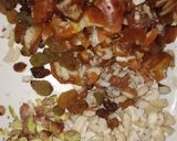 A picture of step 2 of Besan or gajar ka Halva.