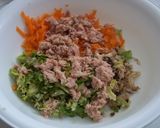 Foto del paso 7 de la receta: Ensalada con carlota, atún, dátiles y otros, con yogurt
