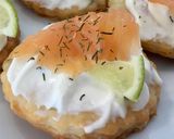 Foto del paso 6 de la receta: Canapés fáciles de salmón con base de hojaldre