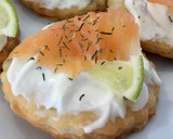 Foto del paso 6 de la receta: Canapés fáciles de salmón con base de hojaldre