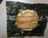 Foto langkah ke 3 dari resep Egg Sausage Onigirazu.