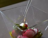 Une image de l'étape 1 de Verrine de pesto d'orties et radis roses du printemps.