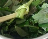 Foto langkah ke 2 dari resep Sayur bening daun singkong dan sambal.