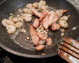 Foto del paso 5 de la receta: Ensalada tibia de gambas y pollo