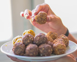 Foto del paso 2 de la receta: Bolitas energéticas 3 versiones con 3 ingredientes