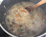 Foto del paso 4 de la receta: Consomé con fideos maní y champiñones