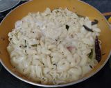 A picture of step 5 of Macaroni Pasta with Walnuts.