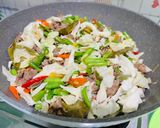 Foto langkah ke 6 dari resep Buncis tumisan daging pedas.