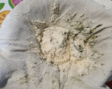 Foto del paso 4 de la receta: Requesón casero con flores. "Pon flores en tu boca"